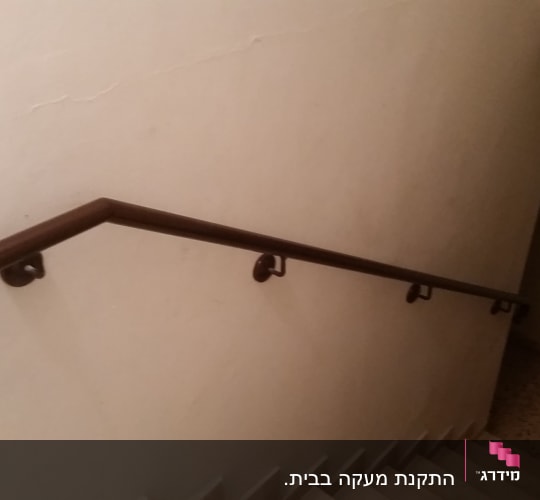 מעקה חום לאורך גרם מדרגות פנימי